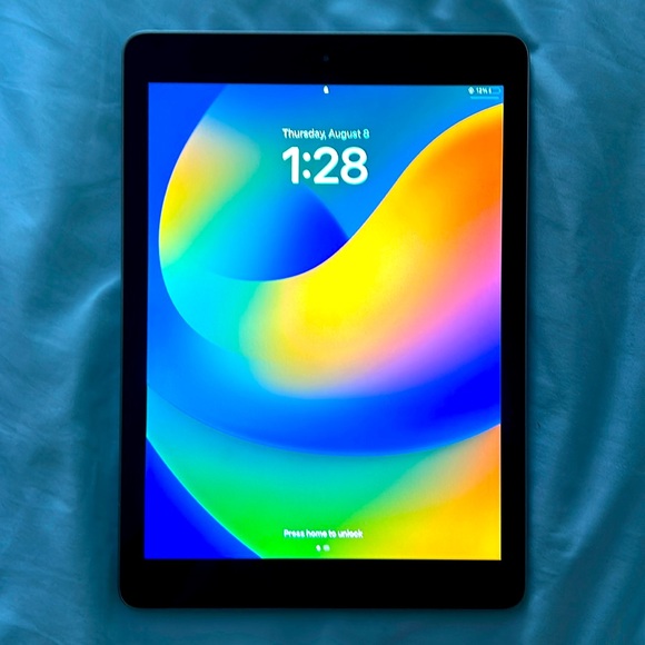 iPad 5th generation iOS 16.4 - Picture 1 of 3
